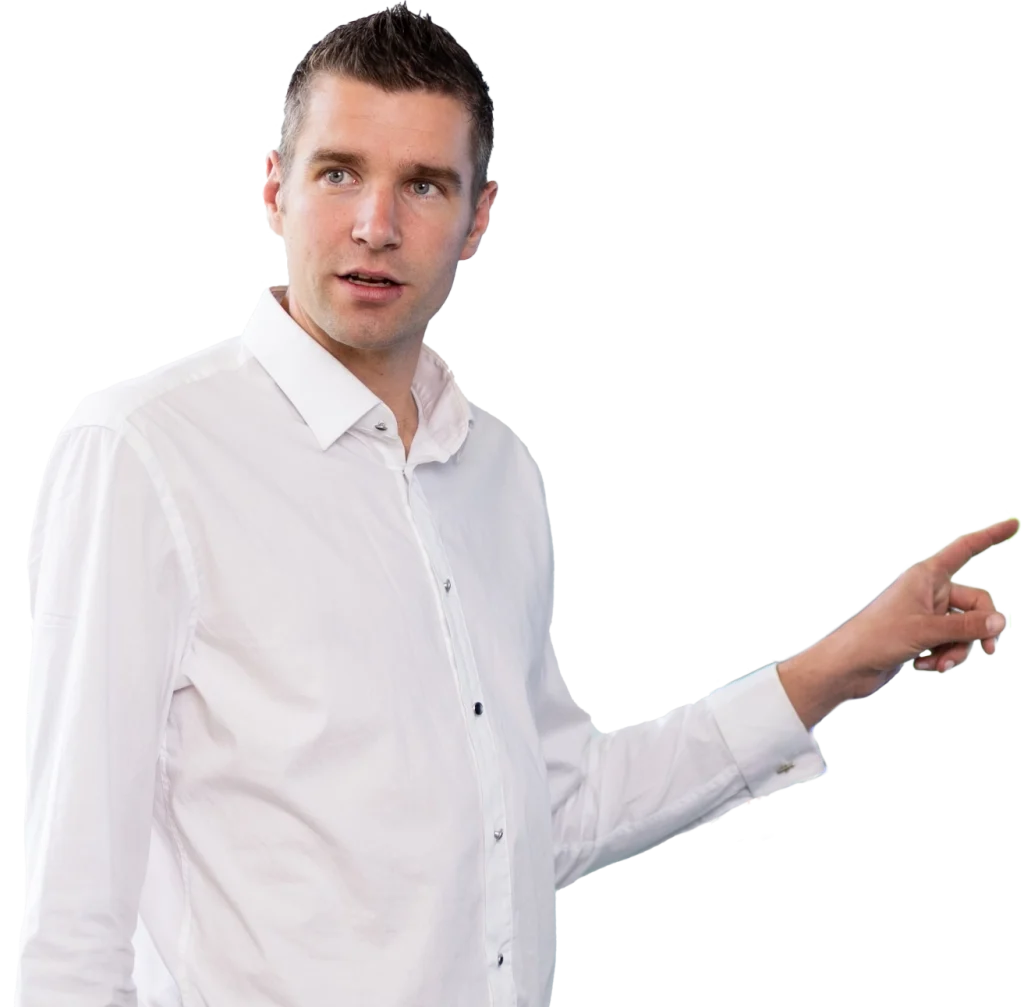 Man in een witte blouse wijst naar rechts, mogelijk in de context van energiebesparing.