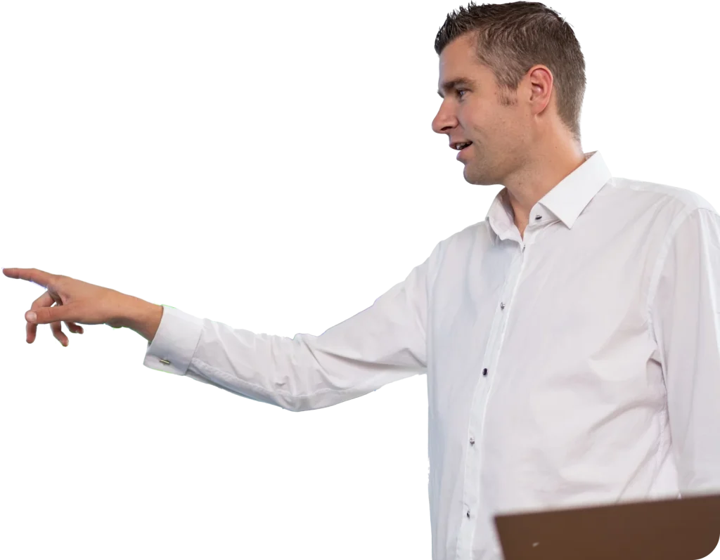 Een man in een wit overhemd wijst iets aan in een zakelijke presentatie over netcongestie.