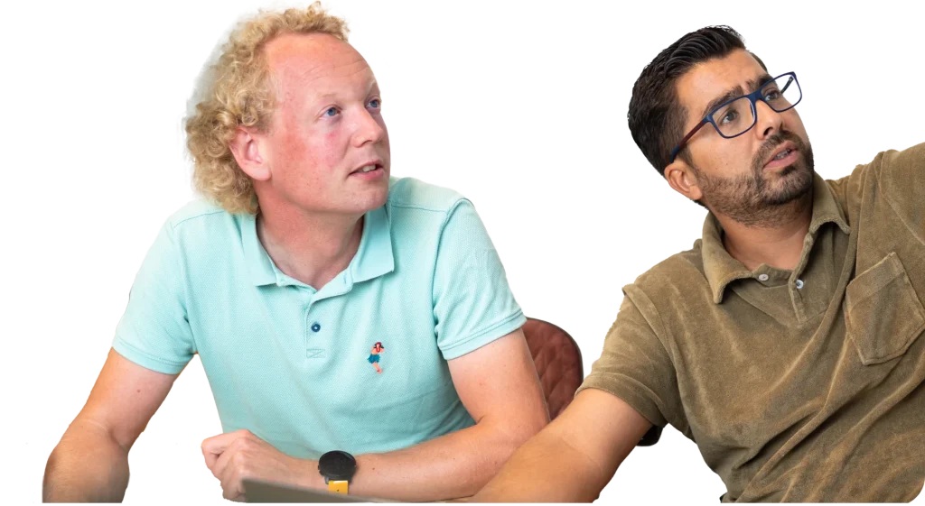 Twee mannen in discussie over wetten en regelgeving, zittend aan een vergadertafel.