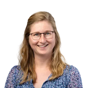 Portret van een glimlachende vrouw met bril en blond haar, geschikt voor gebruik op de Energy Check website.