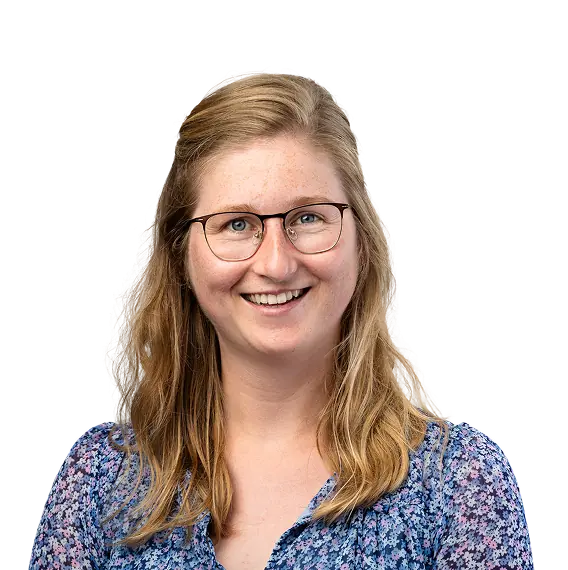 Portret van een glimlachende vrouw met bril en blond haar, geschikt voor gebruik op de Energy Check website.