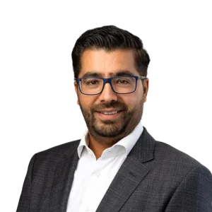 Portret van een man met bril in een grijs pak en wit overhemd, mogelijk een teamlid of medewerker bij Energy Check.