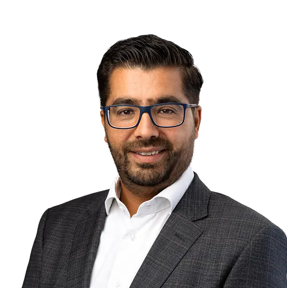 Portret van een man met bril in een grijs pak en wit overhemd, mogelijk een teamlid of medewerker bij Energy Check.