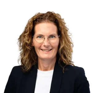 Portret van een vrouw met krullend haar en bril, in zakelijke kleding, geassocieerd met Energy Check.