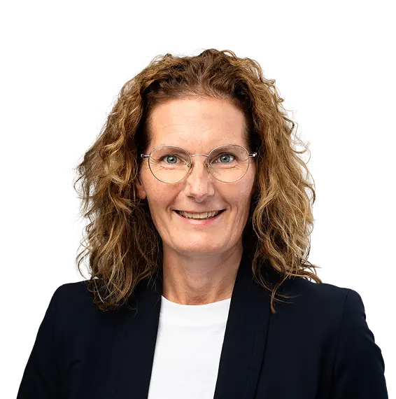Portret van een vrouw met krullend haar en bril, in zakelijke kleding, geassocieerd met Energy Check.