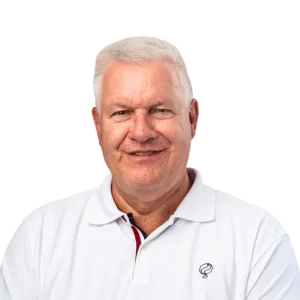 Portret van een oudere man met wit haar in een wit Energy Check-poloshirt.