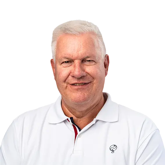 Portret van een oudere man met wit haar in een wit Energy Check-poloshirt.