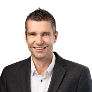 "Professionele foto van Rowan, een teamlid van Energy Check, in een net pak met witte achtergrond."