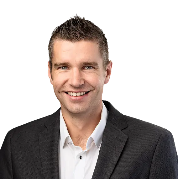 "Professionele foto van Rowan, een teamlid van Energy Check, in een net pak met witte achtergrond."