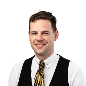 Portret van een vriendelijk lachende man in een formele outfit, geschikt voor de website van Energy Check.