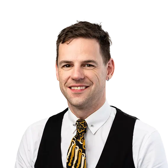 Portret van een vriendelijk lachende man in een formele outfit, geschikt voor de website van Energy Check.