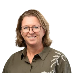 Portretfoto van Tamara, medewerker bij Energy Check, met een vriendelijke glimlach en een beige blouse met geborduurde details.