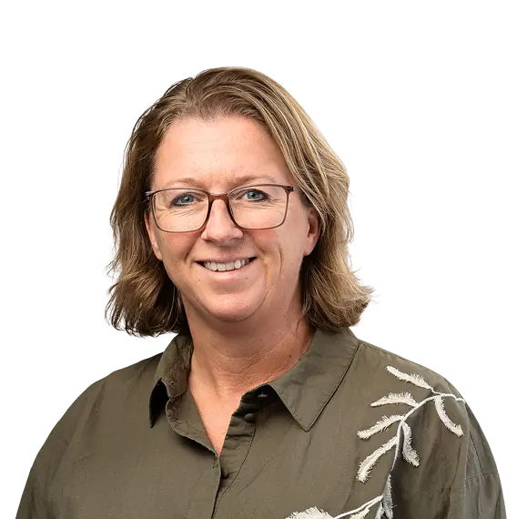 Portretfoto van Tamara, medewerker bij Energy Check, met een vriendelijke glimlach en een beige blouse met geborduurde details.
