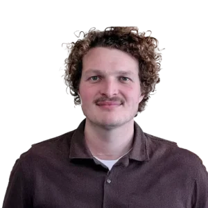 Portret van een man met krullend haar en een bruine trui, vertegenwoordiger van Energy Check.