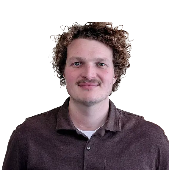 Portret van een man met krullend haar en een bruine trui, vertegenwoordiger van Energy Check.