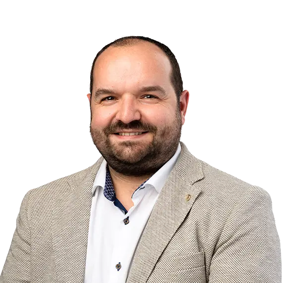 Portretfoto van een glimlachende man in een nette blazer, geassocieerd met Energy Check.