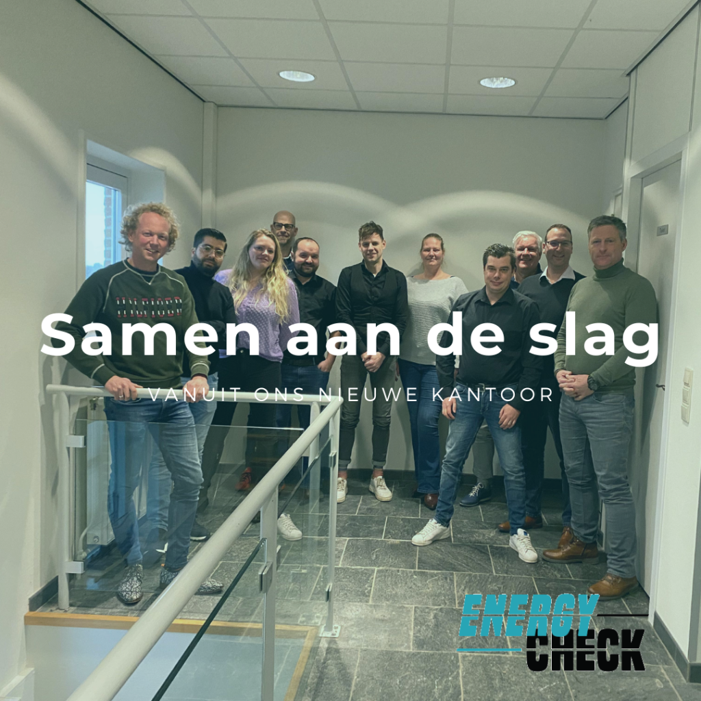 Team van Energy Check verzameld in hun nieuwe kantoor, met tekst "Samen aan de slag".