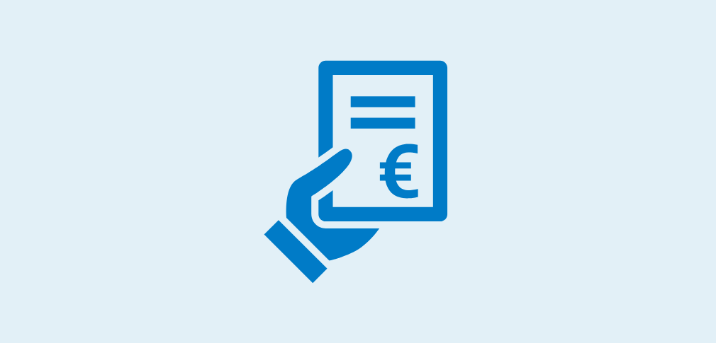 Een blauw pictogram van een hand die een document met een euroteken vasthoudt, gebruikt door Energy Check.